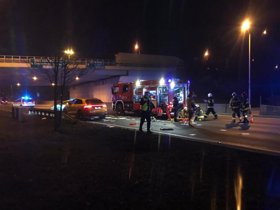 Przebiegał w niedozwolonym miejscu i został potrącony. Mężczyzna jest w ciężkim stanie