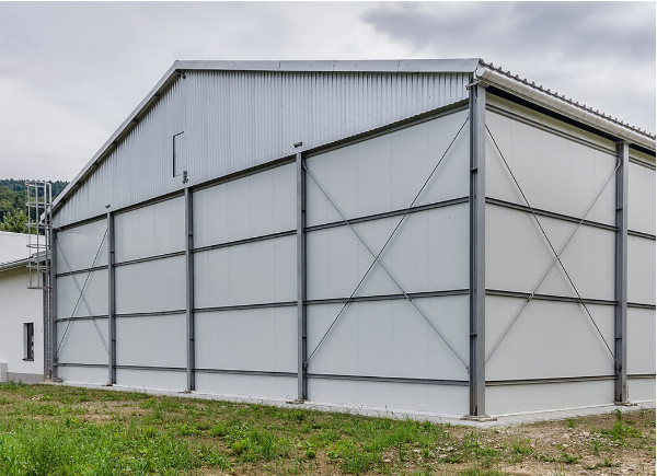 Rola płyt warstwowych w konstrukcji obiektów chłodniczych