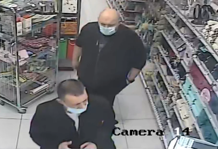 Podejrzani o kradzież w drogerii. Rozpoznajesz ich?