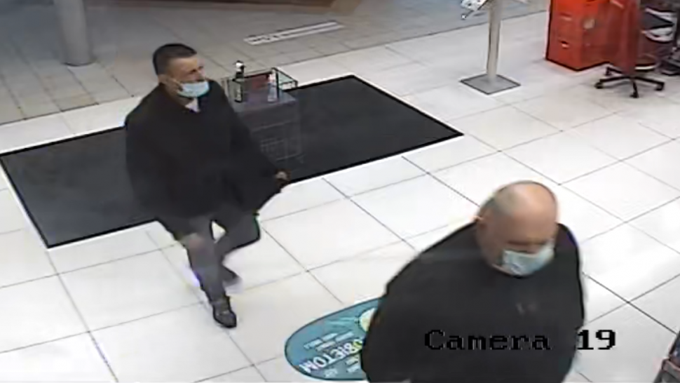 Podejrzani o kradzież w drogerii. Rozpoznajesz ich?