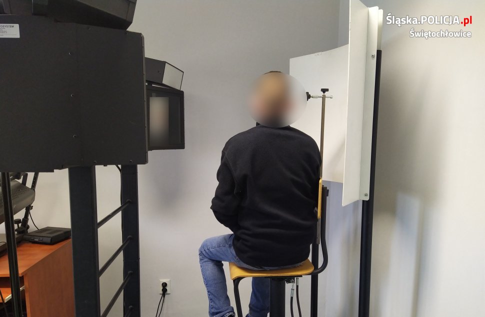 11 zarzutów kradzieży z włamaniem za płacenie znalezioną kartą