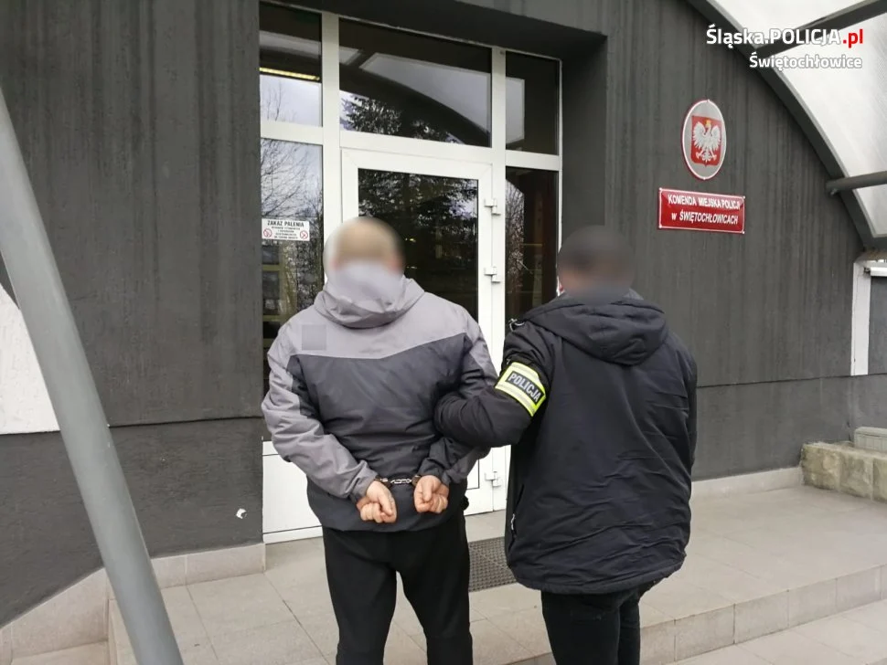 Ukradł kobiecie torebkę, gdy próbowała odpalić auto