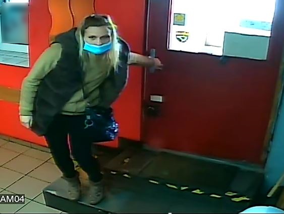 Publikujemy wizerunek podejrzanej o oszustwo. Rozpoznajesz ją? Powiadom policję