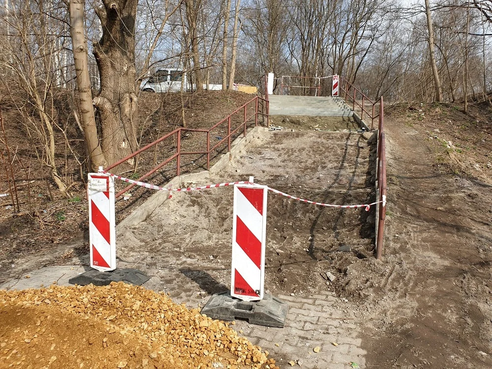 Trwa remont schodów terenowych łączących ulicę Uroczysko z przejściem podziemnym pod DTŚ