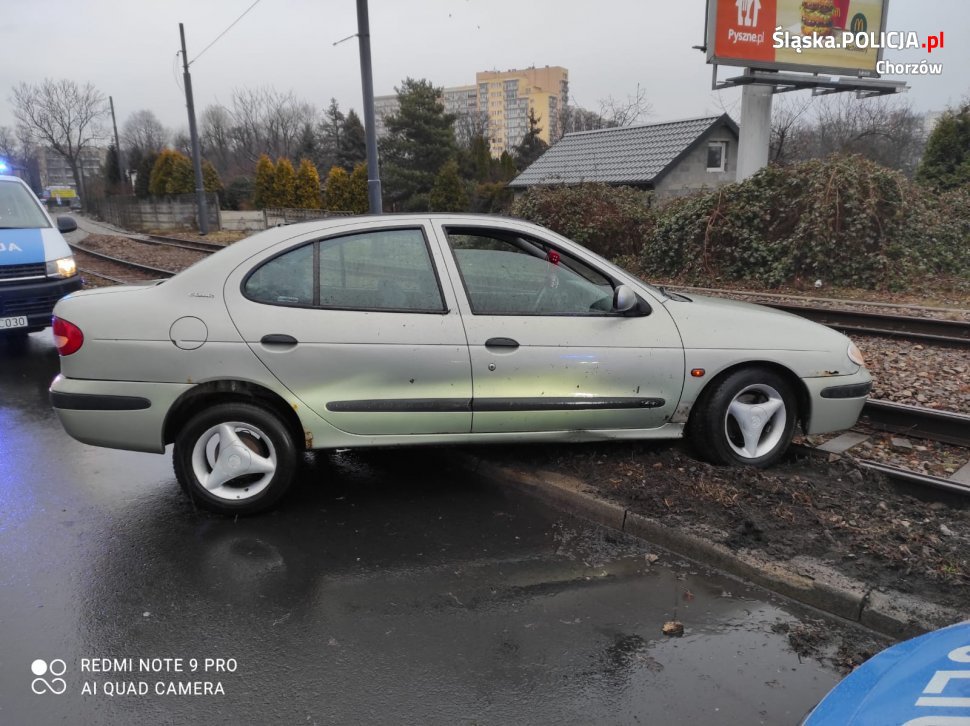 Pijany kierowca wjechał na torowisko - zatrzymał go komendant komisariatu
