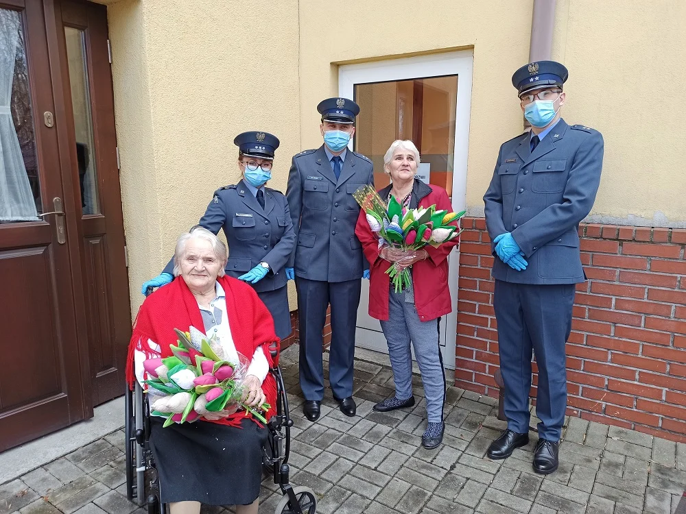 Kwiaty i muzyczne życzenia z okazji Dnia Kobiet