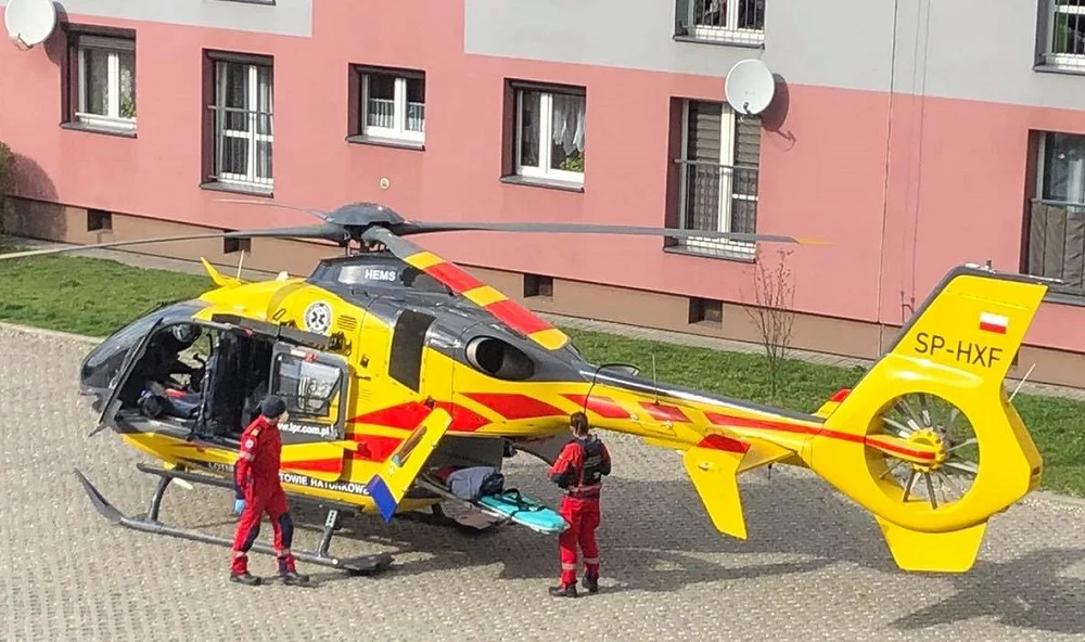 Lądowanie helikoptera na parkingu w Halembie. Mężczyznę przetransportowano do szpitala
