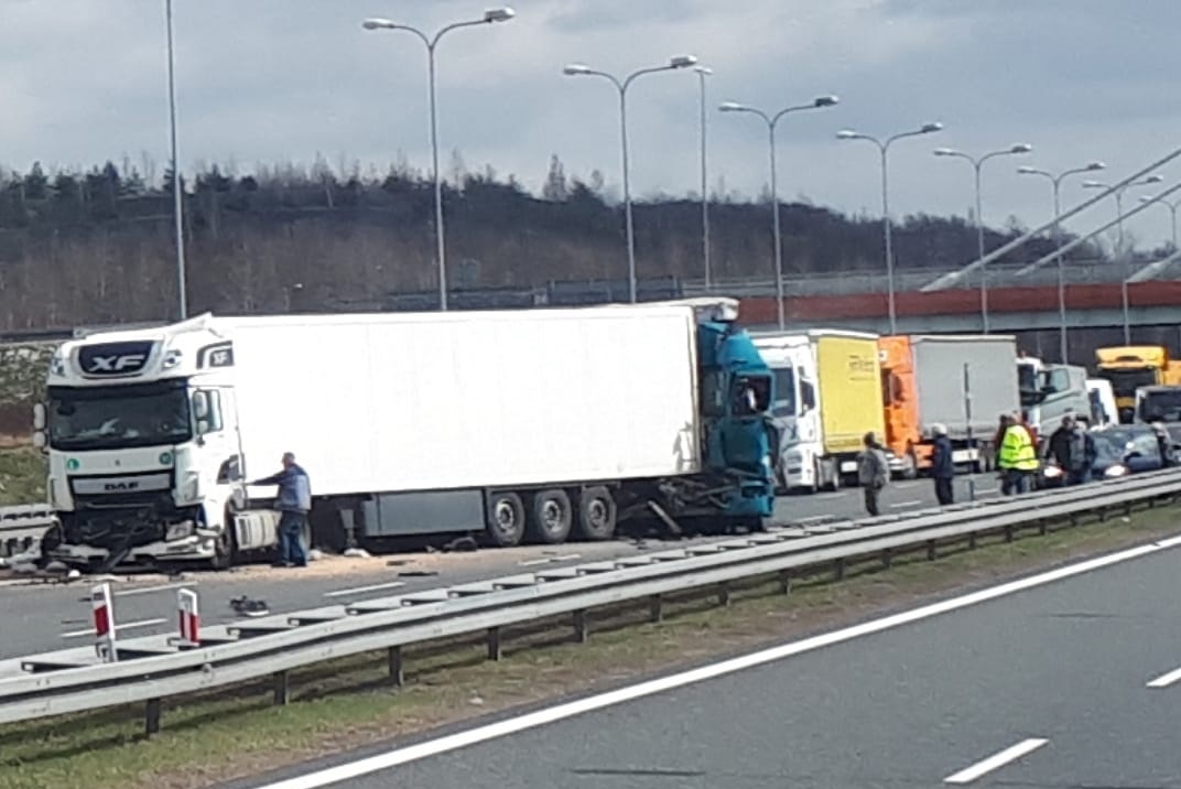 Uwaga! A4 zablokowana! Zderzyły się trzy ciężarówki i jeden samochód osobowy