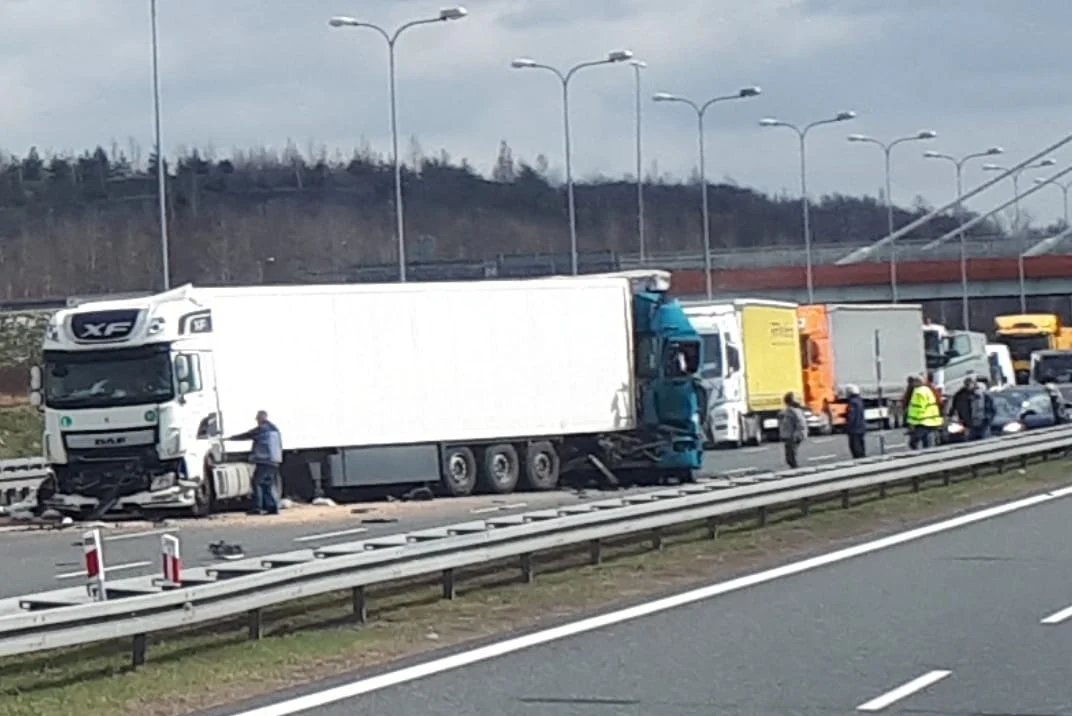 Uwaga! A4 zablokowana! Zderzyły się trzy ciężarówki i jeden samochód osobowy