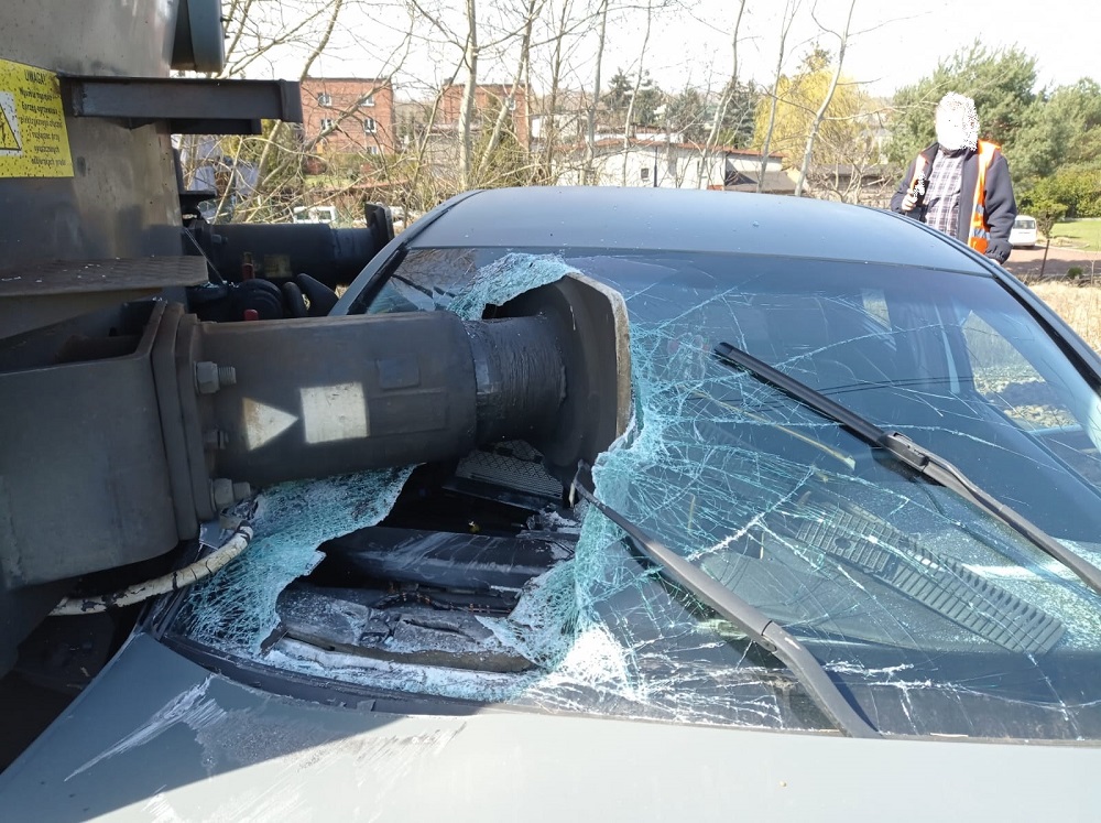 Na niestrzeżonym przejeździe kolejowym pociąg uderzył w samochód