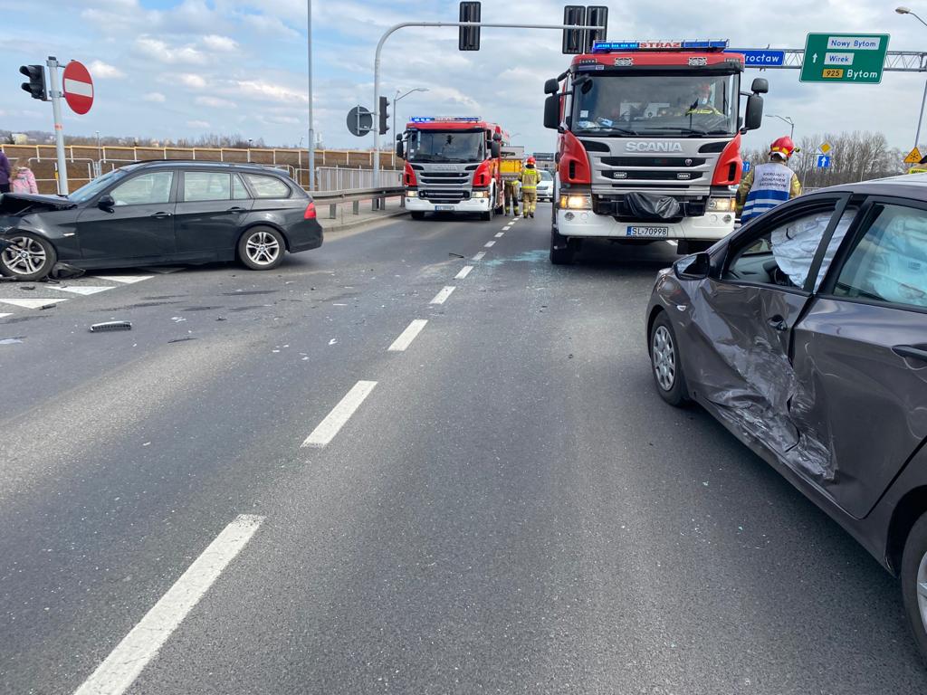Groźna kolizja na ul. 1 Maja w Rudzie Śląskiej. Zderzyły się dwa samochody