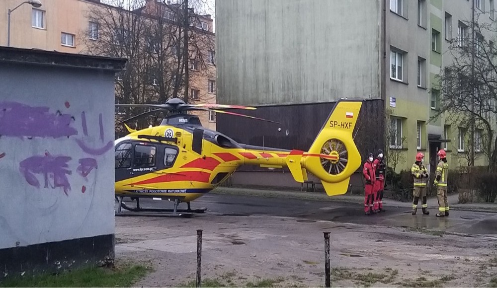 Na halembskim osiedlu ponownie wylądował helikopter. Mężczyzna wyskoczył z 4 piętra