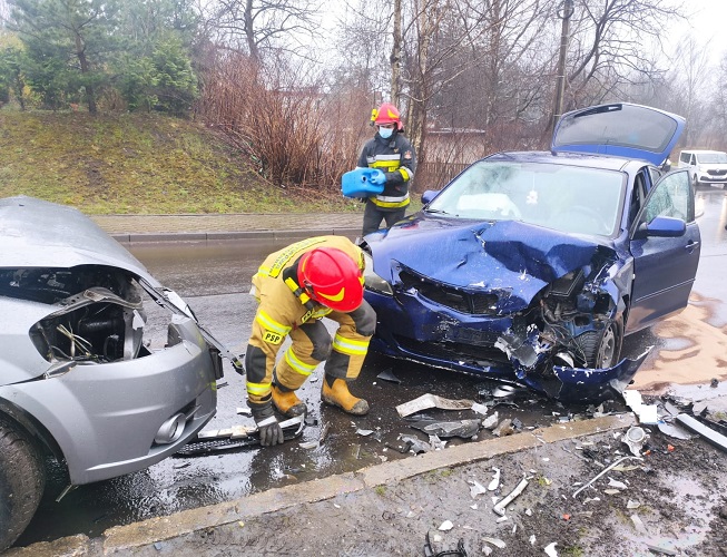 Godula: Czołowe zderzenie dwóch samochodów