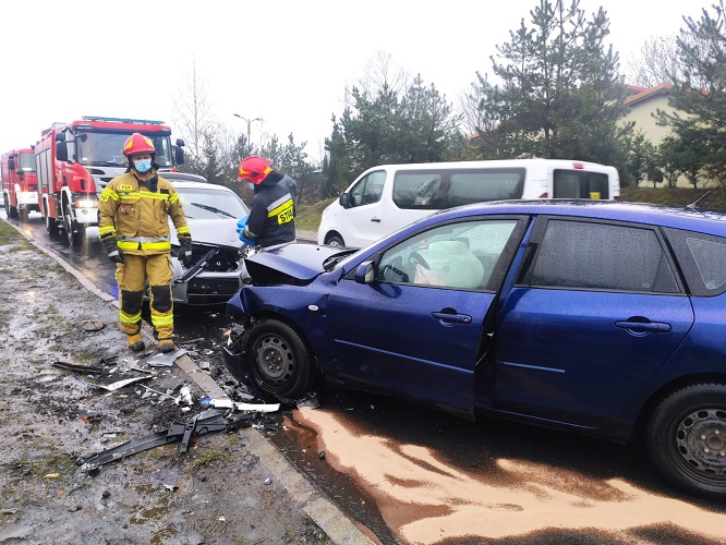 Godula: Czołowe zderzenie dwóch samochodów