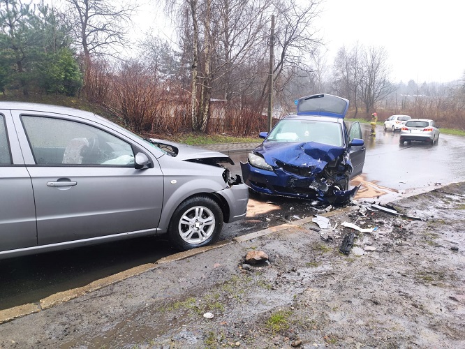 Godula: Czołowe zderzenie dwóch samochodów