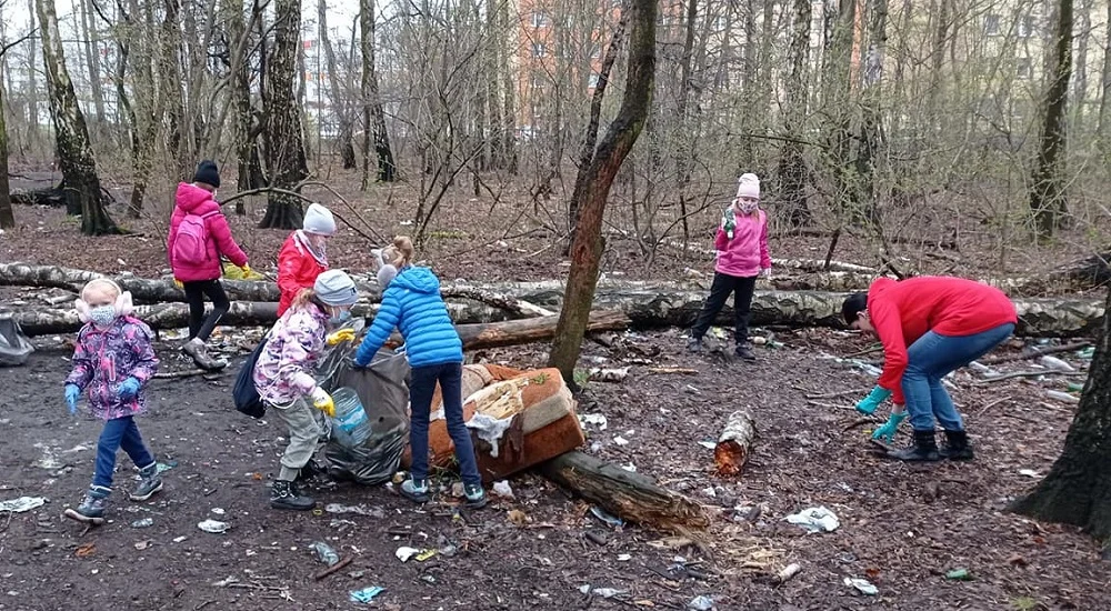 Mieszkańcy wzięli sprawy w swoje ręce i posprzątali fragment lasu w pobliżu placu zabaw