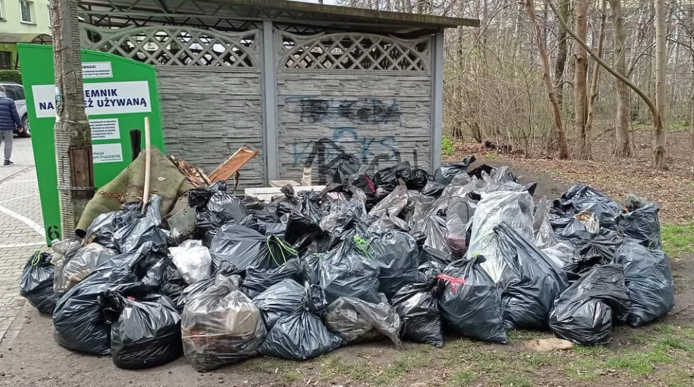 Mieszkańcy wzięli sprawy w swoje ręce i posprzątali fragment lasu w pobliżu placu zabaw