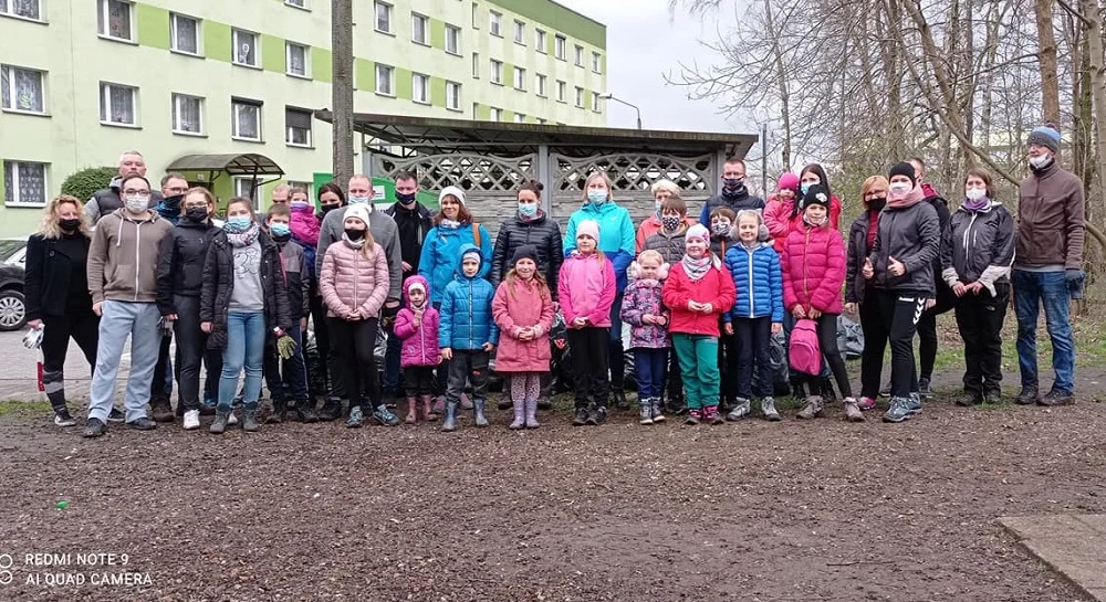 Mieszkańcy wzięli sprawy w swoje ręce i posprzątali fragment lasu w pobliżu placu zabaw