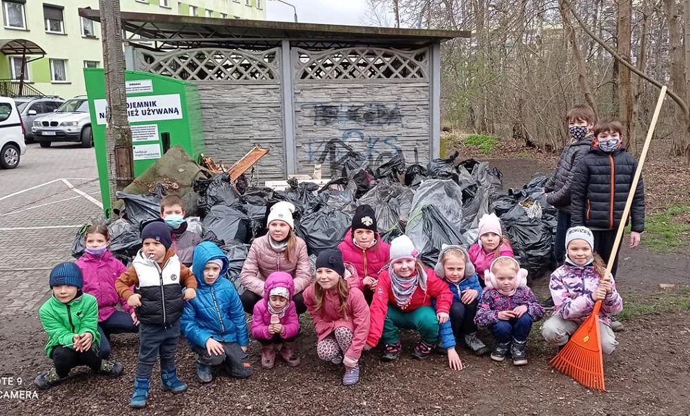 Mieszkańcy wzięli sprawy w swoje ręce i posprzątali fragment lasu w pobliżu placu zabaw