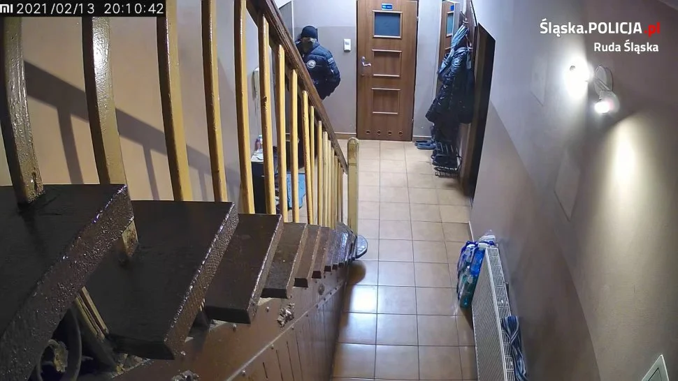Włamanie do mieszkania w Rudzie Śląskiej. Rozpoznajesz tego mężczyznę?