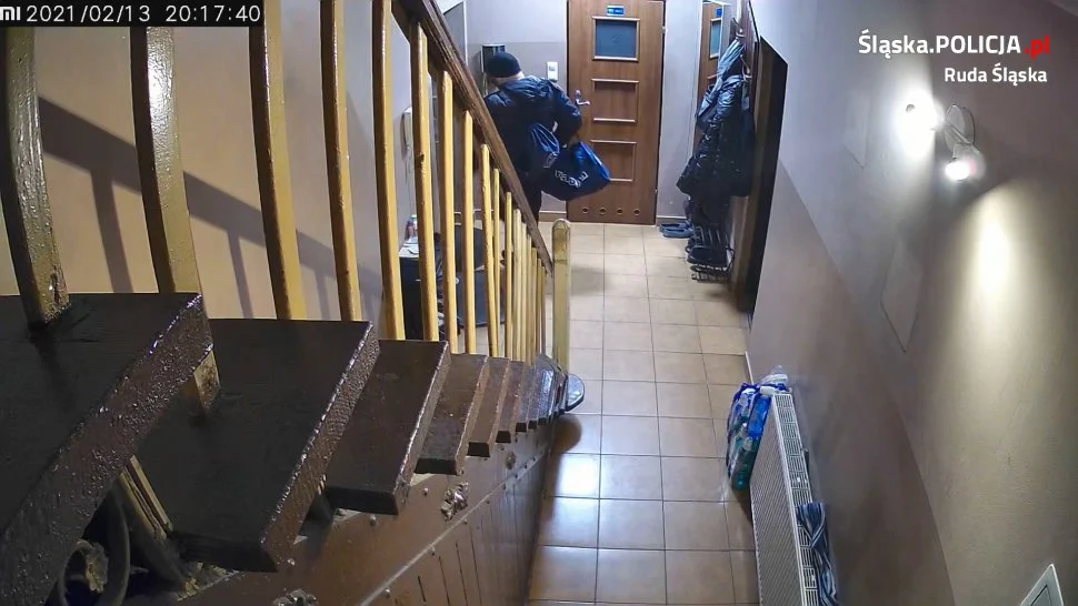 Włamanie do mieszkania w Rudzie Śląskiej. Rozpoznajesz tego mężczyznę?