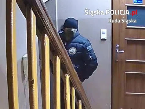 Włamanie do mieszkania w Rudzie Śląskiej. Rozpoznajesz tego mężczyznę?