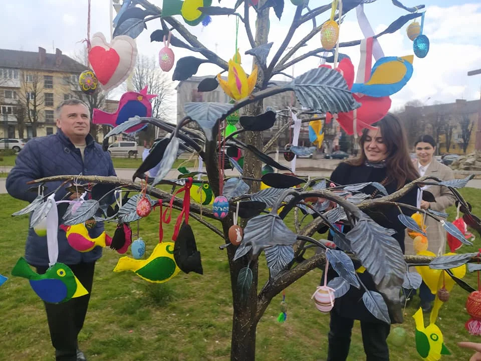 Drzewo przyjaźni w w Czerwonogradzie. To efekt „Wiosennego dźwiergania”