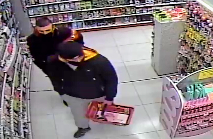 Rozpoznajesz ich? Łącznie ukradli perfumy za prawie 2000 zł