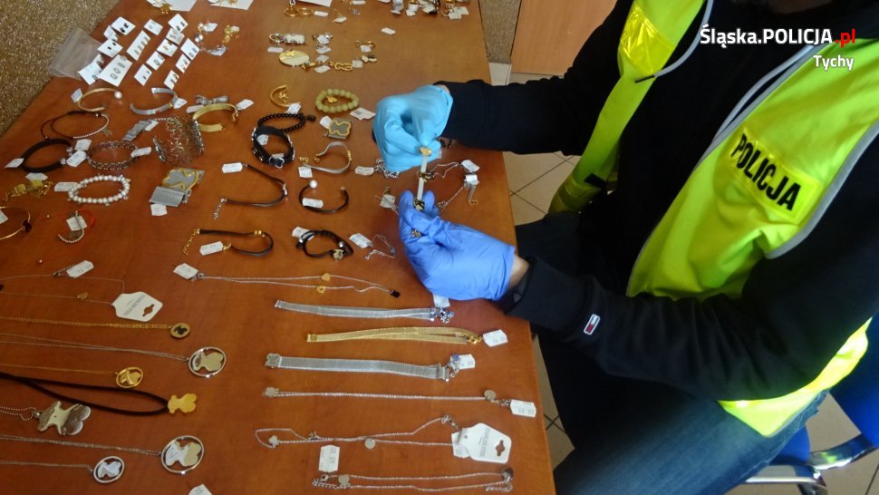 Policjanci zabezpieczyli podróbki towarów