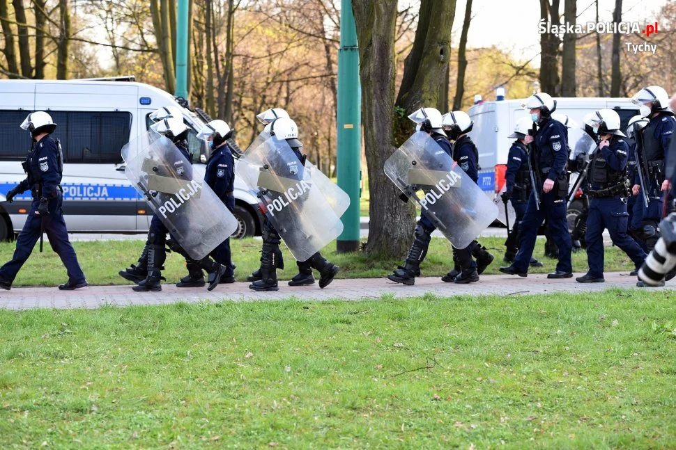 Policjanci ukarali pseudokibiców, którzy brali udział w nielegalnym zbiegowisku