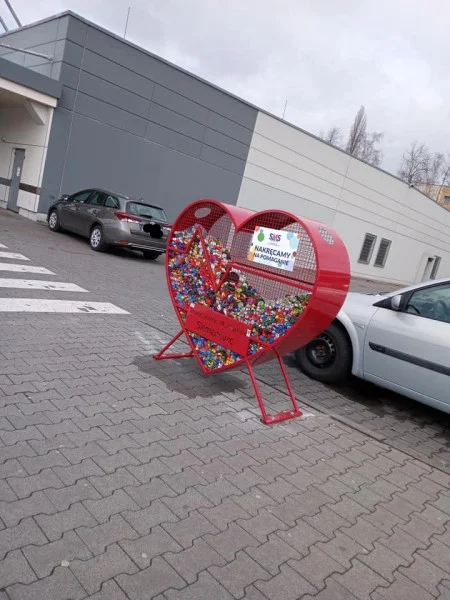 Pojemniki na nakrętki - charytatywna akcja w Siemianowicach Śląskich