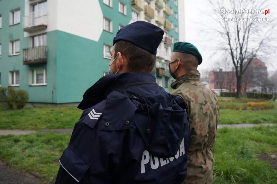 Policjanci wspólnie z żołnierzami kontrolują osoby przebywające na kwarantannach