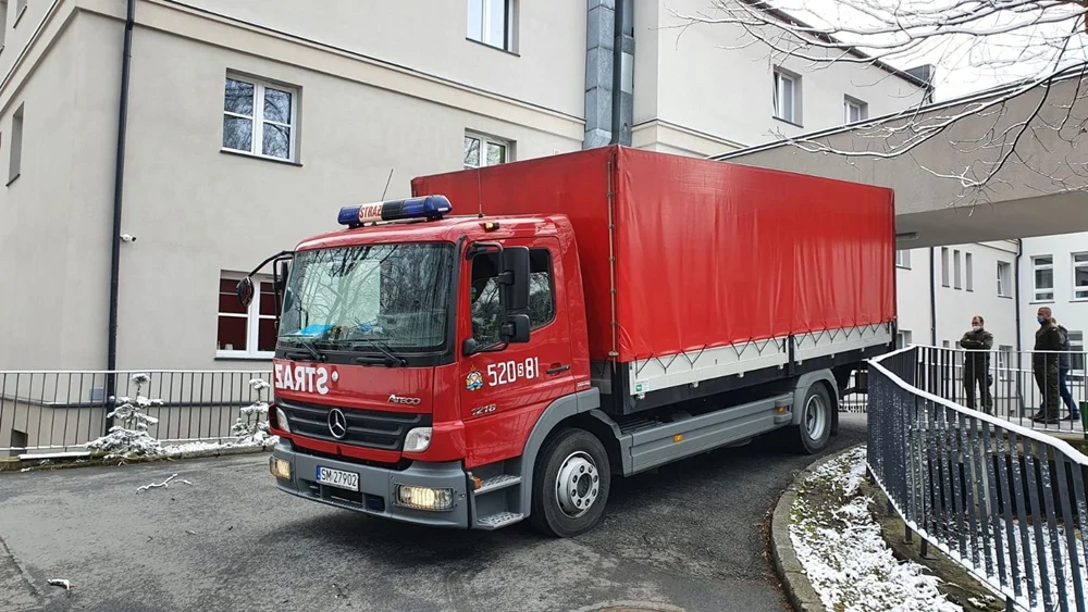 Mysłowiccy strażacy rozładowują i dowożą butle z tlenem