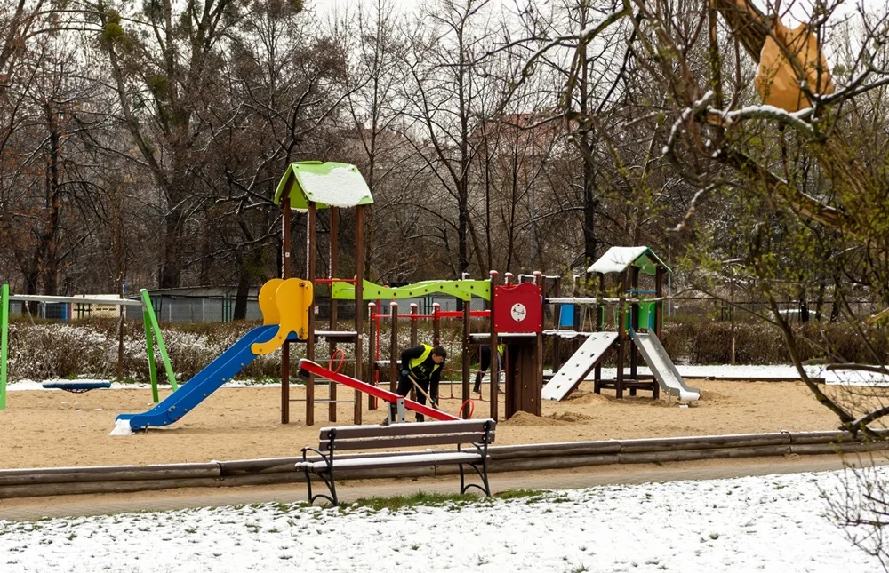 Na 55 miejskich placach zabaw zostanie wymieniony piasek