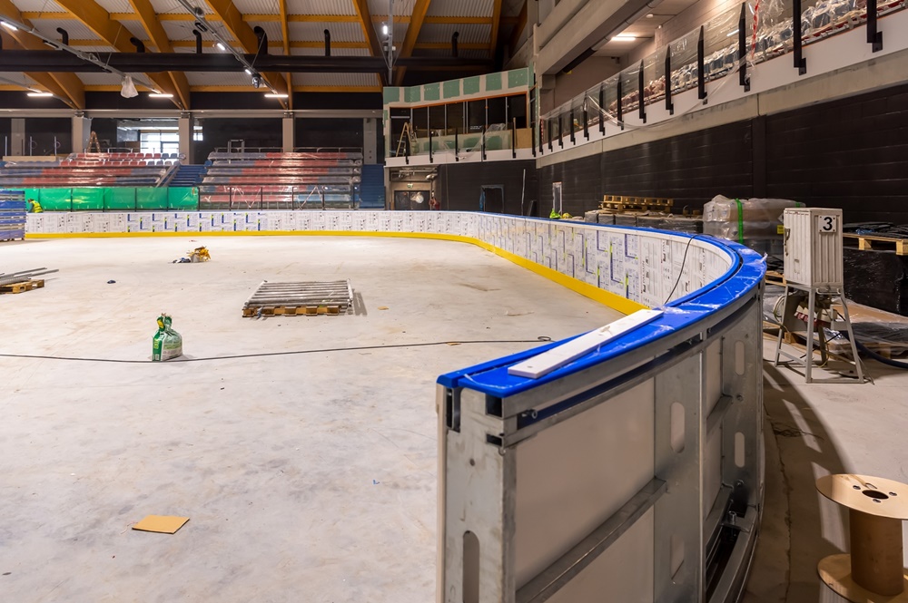 Co słychać na placu budowy nowej hali lodowiska? Trwa właśnie montaż band wokół tafli