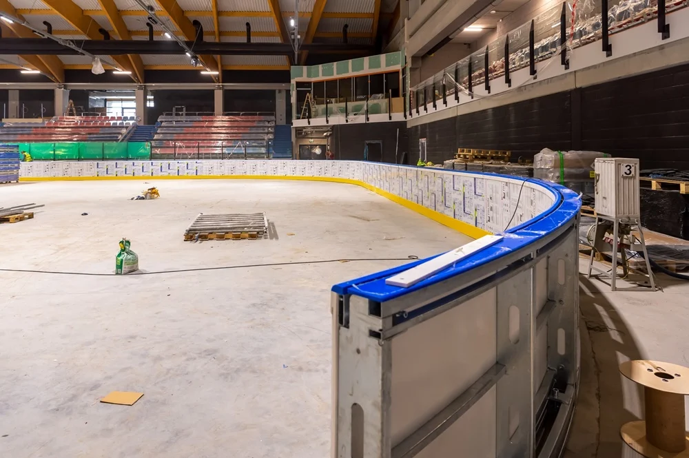 Co słychać na placu budowy nowej hali lodowiska? Trwa właśnie montaż band wokół tafli