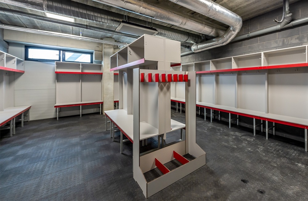 Co słychać na placu budowy nowej hali lodowiska? Trwa właśnie montaż band wokół tafli