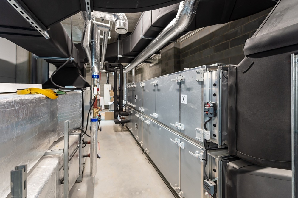 Co słychać na placu budowy nowej hali lodowiska? Trwa właśnie montaż band wokół tafli