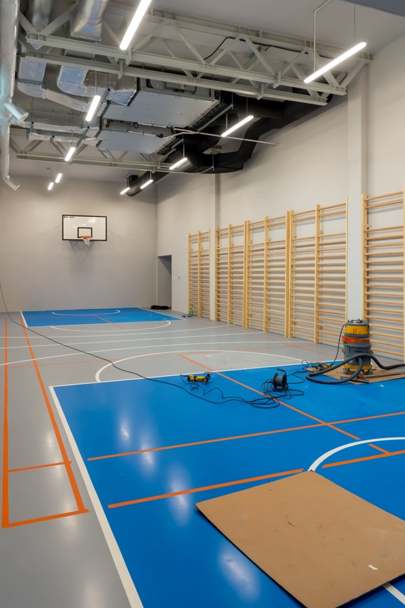 Co słychać na placu budowy nowej hali lodowiska? Trwa właśnie montaż band wokół tafli