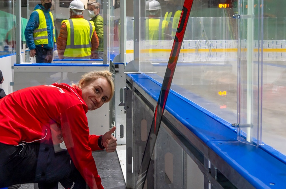 Co słychać na placu budowy nowej hali lodowiska? Trwa właśnie próbne mrożenie tafli