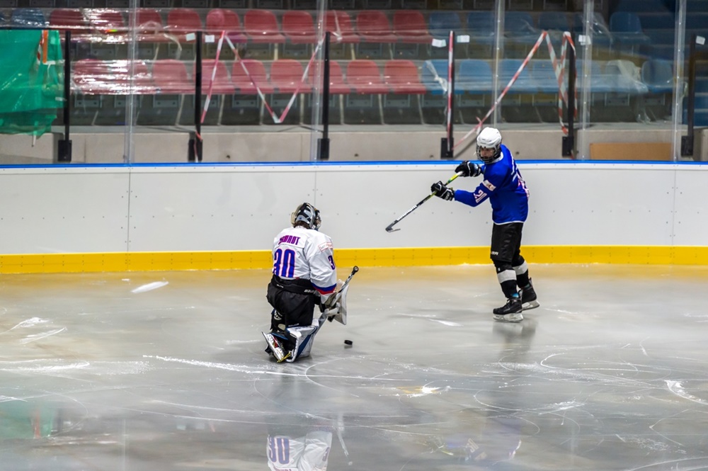 Co słychać na placu budowy nowej hali lodowiska? Trwa właśnie próbne mrożenie tafli