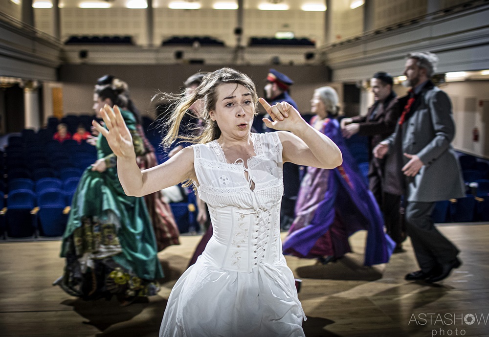 "Ożenek" - nowy termin premiery w Teatrze Miejskim