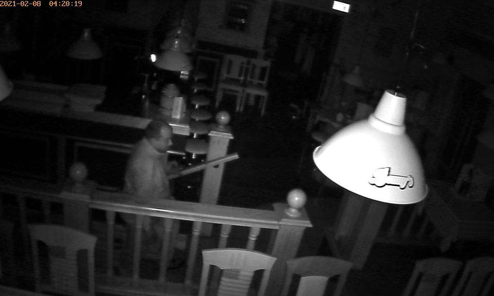 Włamanie i kradzież w w lokalu gastronomicznym Benny`s. Rozpoznajesz sprawców?