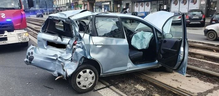 Wypadek w Sosnowcu. Osobówka zderzyła się z autobusem