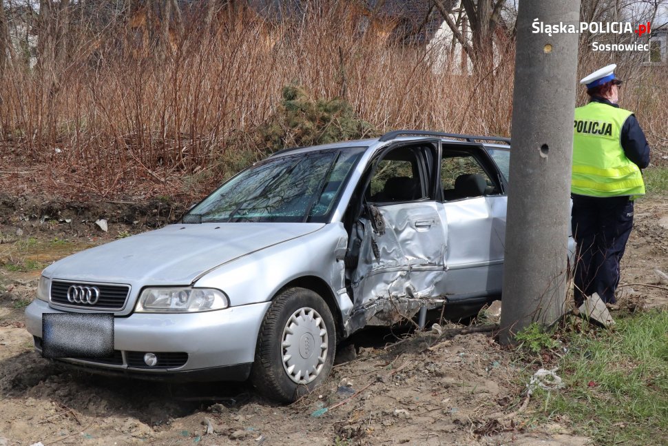 Auto z dużą siłą uderzyło w słup. Kierowca miał ponad 4,5 promila!