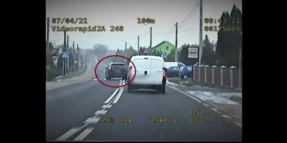 Na oczach policjantów wyprzedzał na przejściu dla pieszych