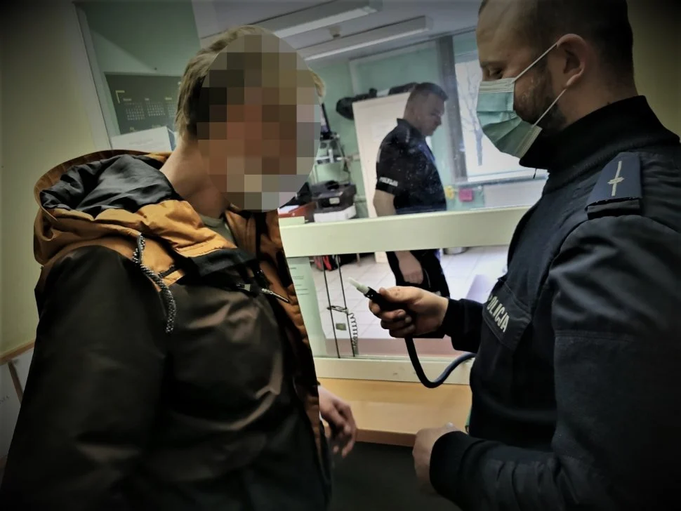 Przyjechał po śniadanie kompletnie pijany. Zareagował inny klient