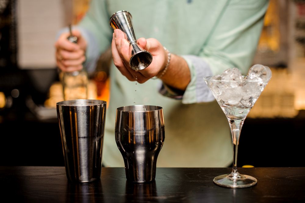 Akcesoria barmańskie, które warto mieć w domu