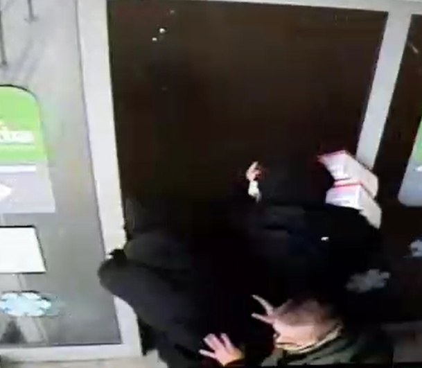 Podejrzani o kradzież garnków i noży za prawie 1,5 tys. zł. - Rozpoznajesz ich?