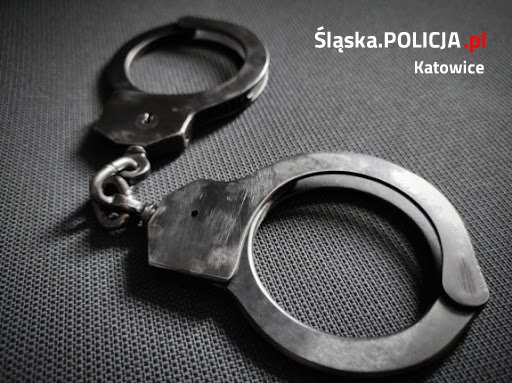 Zatrzymał poszukiwanego. Mężczyzna wpadł przez brak maseczki